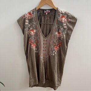 Johnny Was Calida Scoop-neck Embroidered Tee size small